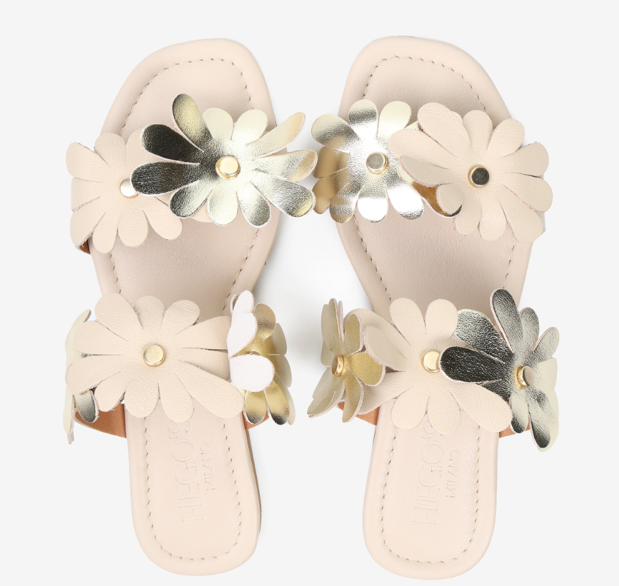 klapki damskie na białym tle